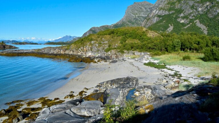 Naustneshaugen strand på Kjerringøy