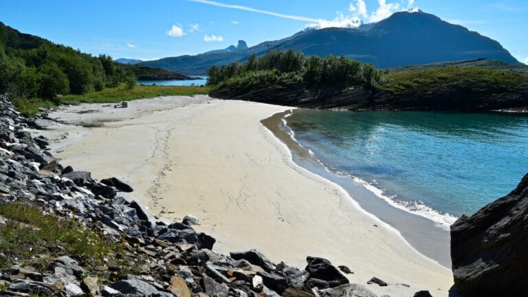 Strand ved veien på Kjerringøy