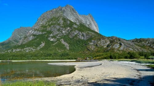 Strandåtindan sett fra Strandåvika